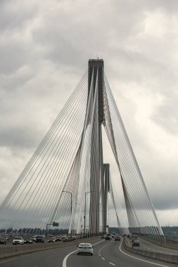 Port Mann Köprüsü, Kanada 'nın British Columbia şehrinde 10 şeritli bir köprü.