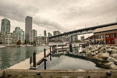 Granville Adası marinası ve Kanada 'nın Vancouver şehir merkezindeki konut binaları