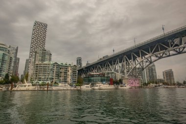 Granville Adası marinası ve Kanada 'nın Vancouver şehir merkezindeki konut binaları