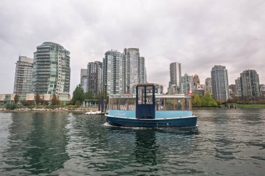 Granville Adası marinası ve Kanada şehir merkezinde False Creek yazan geleneksel tekneler.