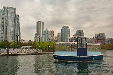 Granville Adası marinası ve Kanada şehir merkezinde False Creek yazan geleneksel tekneler.