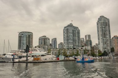 Granville Adası marinası ve Kanada 'nın Vancouver şehir merkezindeki konut binaları