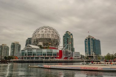 Kanada şehir merkezindeki Vancouver teknesinden Bilim Dünyası Müzesi manzarası