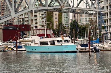 Granville Adası marinası ve Kanada 'nın Vancouver şehir merkezindeki konut binaları