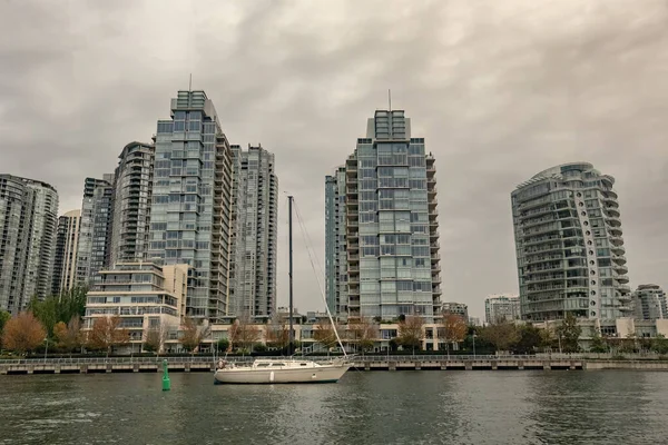 格兰维尔岛码头和加拿大温哥华市中心的居民楼 — 图库照片