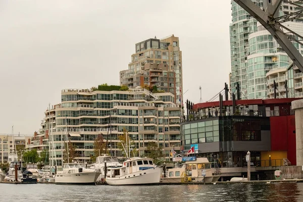 格兰维尔岛码头和加拿大温哥华市中心的居民楼 — 图库照片