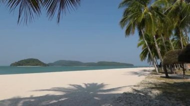 Cennet boş kumlu kumlu plaj Langkawi Malezya 'da palmiye ağaçları