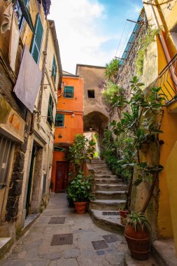 Geleneksel İtalyan mimarisi, renkli evler ve VerNAZA 'da dar sokaklar, İtalyan Riviera, Cinque Terre, Liguria, İtalya