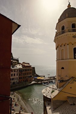 Santa Margherita di Antiochia Kilisesi ve Vernazza İtalya 'nın hava manzarası