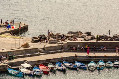 Vernazza Körfezi 'nin havadan görünüşü ve Cinque Terre İtalya sularındaki tekneler.