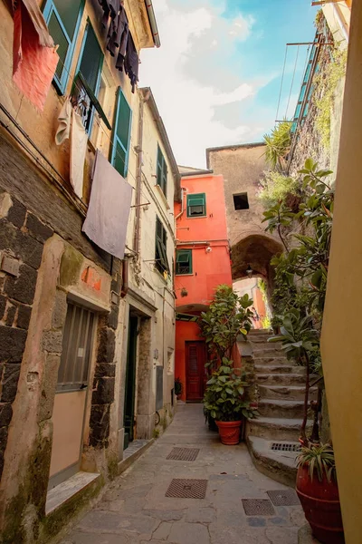 Traditionele Italiaanse Architectuur Kleurrijke Huizen Smalle Straat Vernazza Italiaanse Rivièra — Stockfoto