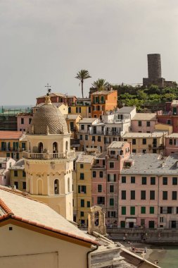 Santa Margherita di Antiochia Kilisesi ve Vernazza İtalya 'nın hava manzarası