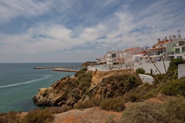 Albufeira uçurumu ve evler hava manzaralı (Praia do Peneco), Güney Portekiz