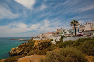 Albufeira uçurumu ve evler hava manzaralı (Praia do Peneco), Güney Portekiz