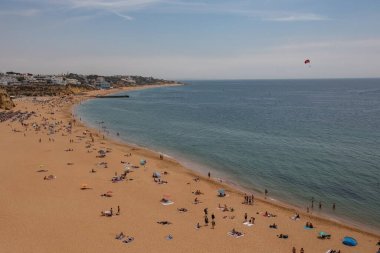 Albufeira plajı hava manzarası (Praia do Peneco), Güney Portekiz