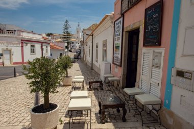 Portekiz 'in Albufeira kasabasındaki rahat sokak kafesi.