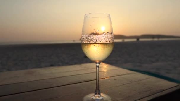 Białe Wino Mglistej Szklance Tle Zachodu Słońca Plaży — Wideo stockowe