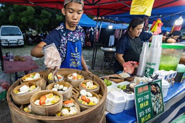 Dim Sum, Malezya 'daki gece pazarında duruyor. Geleneksel Asya yemekleri.
