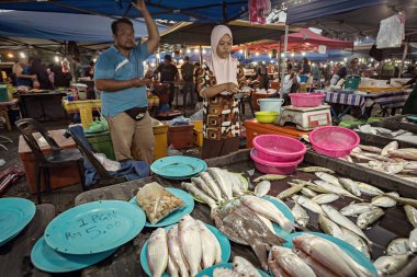 Langkawi Malezya 'daki gece pazarında balık tezgahı