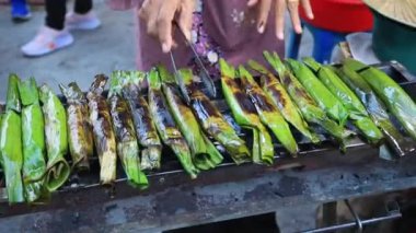 Malezya 'daki gece pazarında geleneksel Malay yemeği Otak Otak (Nyonya Balık Keki) pişirmeye yakın