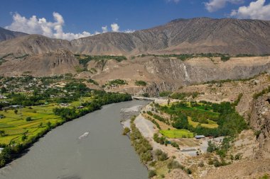 Karakoram karayolu boyunca uzanan Hunza Vadisi 'nin güzel manzarası Gilgit Baltistan, Pakistan