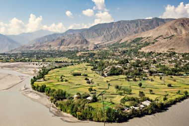 Karakoram karayolu boyunca uzanan Hunza Vadisi 'nin güzel manzarası Gilgit Baltistan, Pakistan