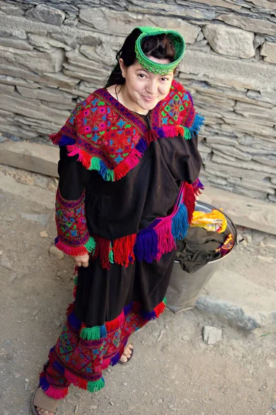 Tradizionalmente Vestita Donna Tribù Kalash Sorridente Nel Villaggio Kalash Valley — Foto Stock