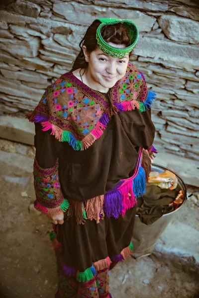 Kalaş Vadisi Köyünde Gülümseyen Geleneksel Giyinmiş Kalaş Kabilesinden Bir Kadın — Stok fotoğraf