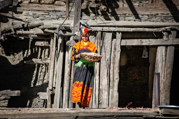 Mulher Kalash Vestindo Roupas Tradicionais Trabalhando Perto Sua Casa Aldeia — Fotografia de Stock
