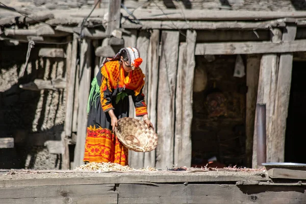 Mujer Kalash Vestida Con Ropa Tradicional Que Trabaja Cerca Casa — Foto de Stock