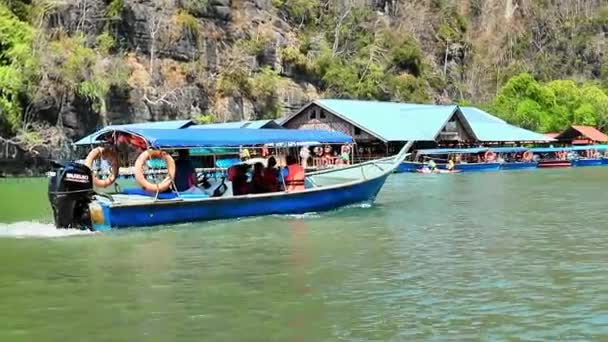 キリム ジオフォレスト パークの水上ボート マレーシア — ストック動画