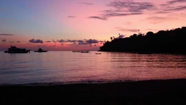 Захватывающее Видео Восхода Солнца Розовыми Облаками Лодками Бали Индонезия — стоковое видео