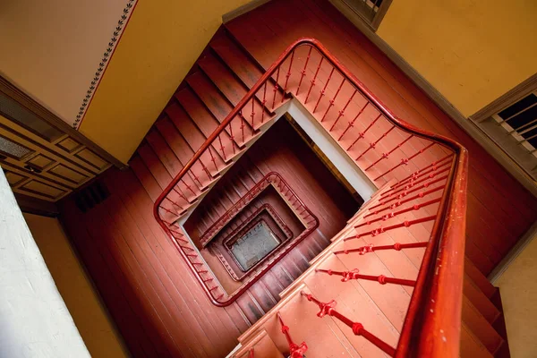 Escalera Caracol Una Antigua Casa Vista Arriba Hacia Abajo — Foto de Stock