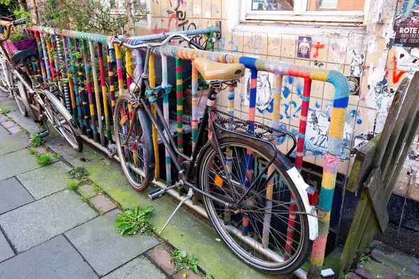 ハンブルクの住宅街の自転車駐車場 — ストック写真