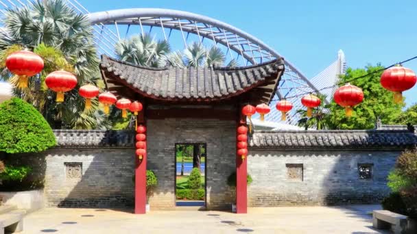Chinesisches Gartentor Mit Roten Laternen Sonnigen Tagen — Stockvideo