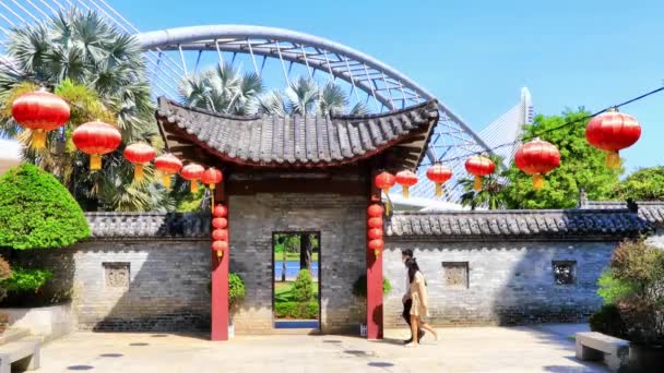 Kinesiska Par Promenader Den Kinesiska Traditionella Trädgården Med Röda Lyktor — Stockvideo
