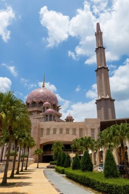 Putra Camii 'nin Putrajaya Malezya' daki dış görünüşü