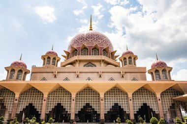 Putra Camii 'nin Putrajaya Malezya' daki dış görünüşü