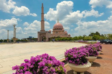 Putra Camii 'nin Putrajaya Malezya' daki dış görünüşü