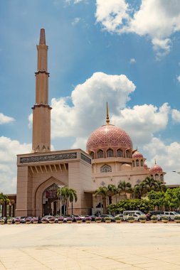 Putra Camii 'nin Putrajaya Malezya' daki dış görünüşü