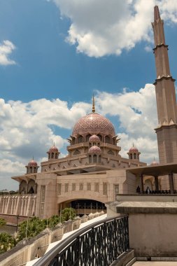 Putra Camii 'nin Putrajaya Malezya' daki dış görünüşü