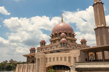 Putra Camii 'nin Putrajaya Malezya' daki dış görünüşü