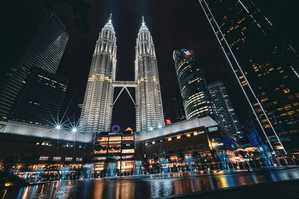 Kuala Lumpur geceleri şehir merkezinde, gökdelenler ve Petronas ikiz kuleleri Kuala Lumpur, Malezya 'da