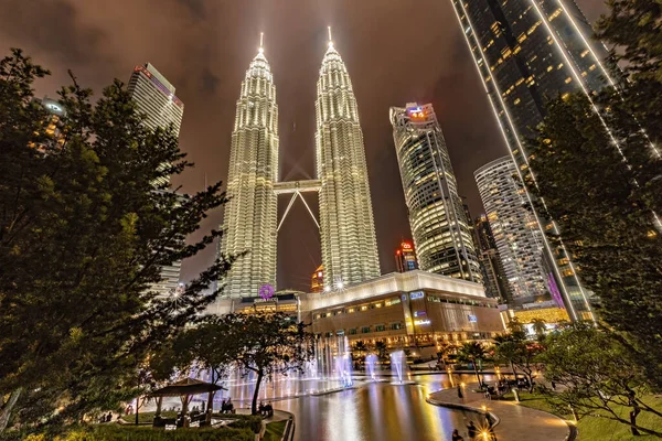 クアラルンプールの夜のダウンタウン 高層ビルやペトロナスツインタワー マレーシア — ストック写真