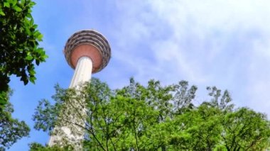 Alt Malezya 'dan Menara Kuala Lumpur görünümü