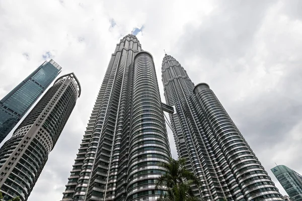 吉隆坡市中心的摩天大楼和马来西亚吉隆坡的Petronas双塔 — 图库照片