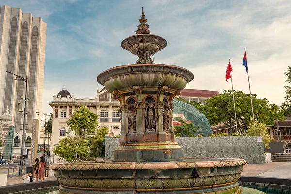 クアラルンプール市のメルデカ広場にあるヴィクトリア噴水 マレーシア — ストック写真
