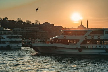 Türkiye 'nin Galata Köprüsü' nden İstanbul Sultanahmet bölgesinin gün batımı manzarası