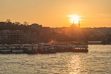 Türkiye 'nin Galata Köprüsü' nden İstanbul Sultanahmet bölgesinin gün batımı manzarası