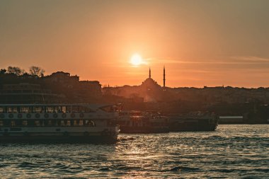 Türkiye 'nin Galata Köprüsü' nden İstanbul Sultanahmet bölgesinin gün batımı manzarası